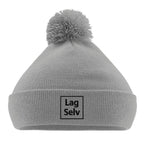 Personlig Pom Pom Lue | Design din egen med broderi
